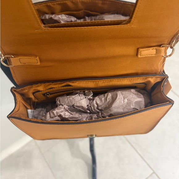 Elegant Tan Crossbody Bag - Picture 6 of 7